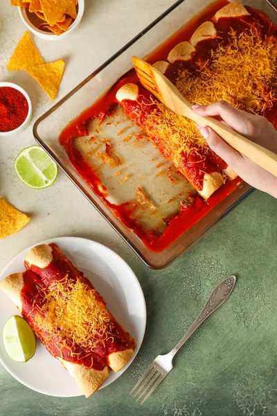 Vrouw Zetten Heet Enchilada Van Bakken Schotel Plaat — Stockfoto