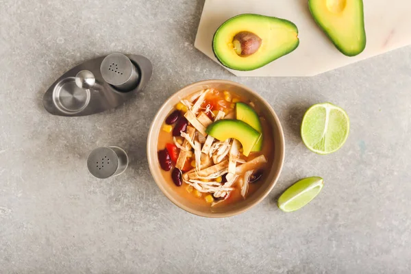 Cuenco Sabrosa Sopa Pollo Enchilada Sobre Fondo Gris — Foto de Stock