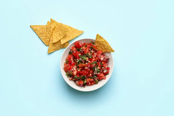 Μπολ Νόστιμο Pico Gallo Salsa Και Νάτσος Στο Φόντο Χρώμα — Φωτογραφία Αρχείου