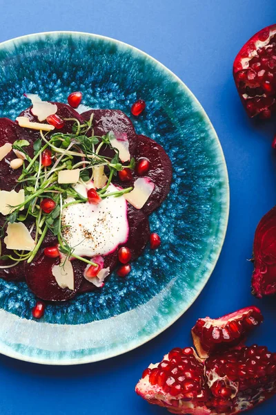 Plaat Met Heerlijke Rode Biet Carpaccio Kleur Achtergrond — Stockfoto