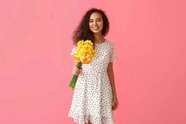 Beautiful Young African American Woman Narcissus Bouquet Color Background — Stock Photo, Image