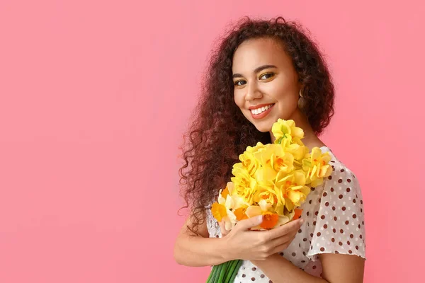 Mooie Jonge Afro Amerikaanse Vrouw Met Narcis Boeket Kleur Achtergrond — Stockfoto