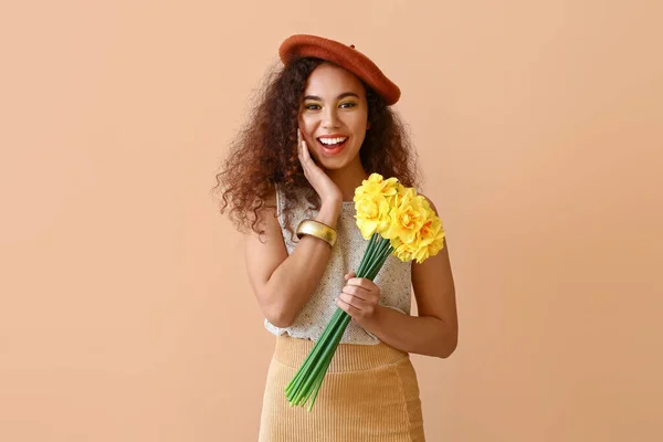 Beautiful Young African American Woman Narcissus Bouquet Color Background — Stock Photo, Image