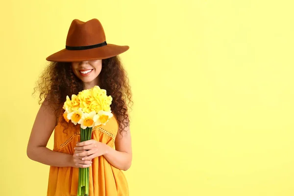 Beautiful Young African American Woman Narcissus Bouquet Color Background — Stock Photo, Image