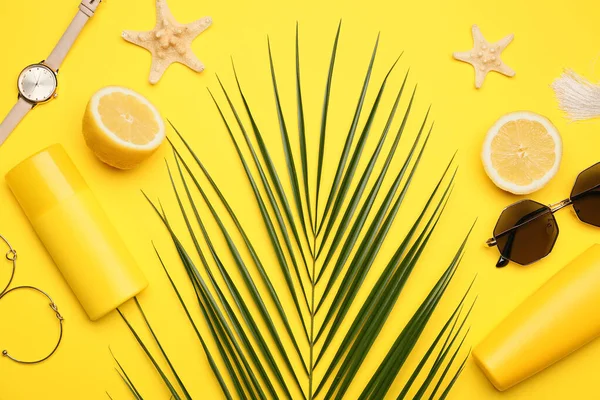 Plaj aksesuarları, arka planda limon ve palmiye yaprağı kesimi