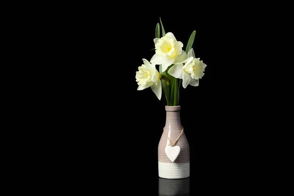 Vase Mit Schönen Narzissen Auf Dunklem Hintergrund — Stockfoto