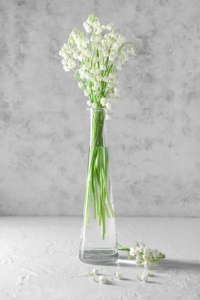 Vase Mit Schönen Maiglöckchen Blumen Auf Hellem Hintergrund — Stockfoto