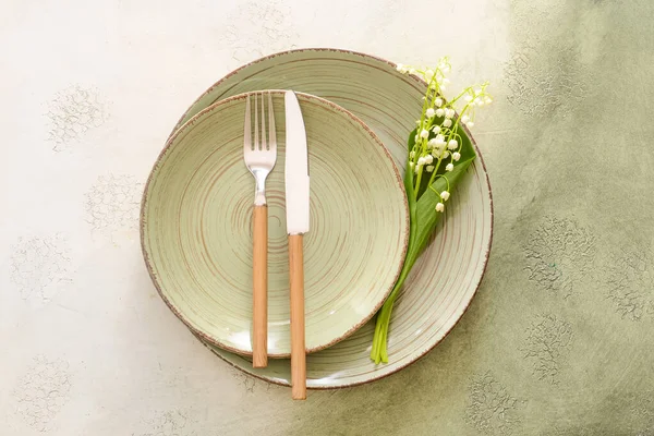 Açık arkaplanda çiçekleri olan güzel bir masa.