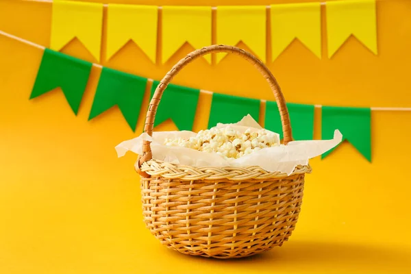 Košík Popcornem Věncem Barevném Pozadí Festa Junina Červnový Festival — Stock fotografie
