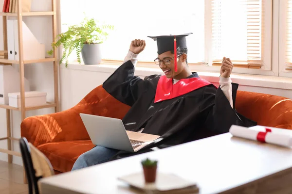 Glad Afroamerikansk Student Sin Examensdag Hemma Begreppet Online Utbildning — Stockfoto