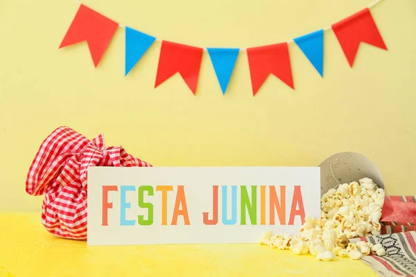 おいしいポップコーンバンドルバッグとテキスト Festa Junina Color Background — ストック写真