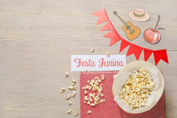Ahşap arka planda Festa Junina (Haziran Festivali) için patlamış mısır kompozisyonu