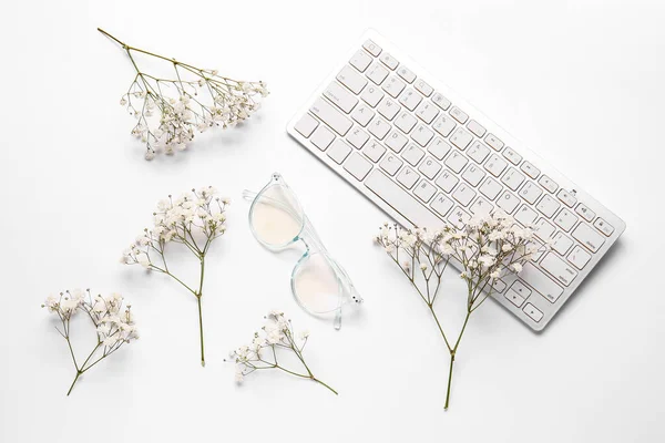 Gafas Graduadas Teclado Hermosas Flores Gypsophila Sobre Fondo Blanco — Foto de Stock