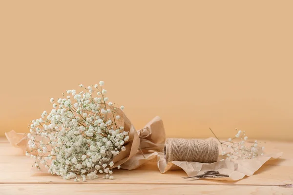 Ramo Hermosas Flores Gypsophila Mesa Madera Cerca Pared Color — Foto de Stock