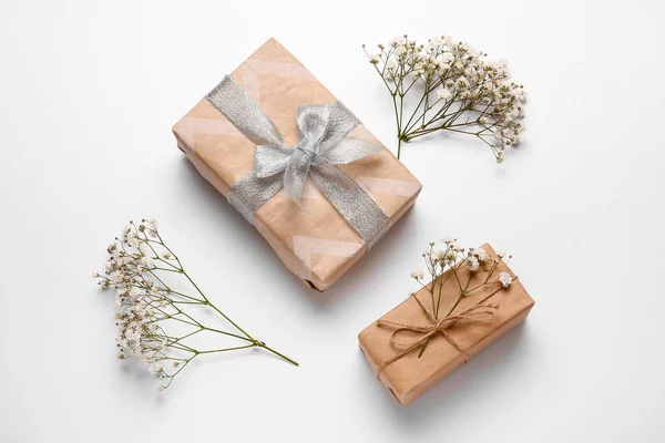 Hediye Kutuları Beyaz Arka Planda Güzel Çingene Çiçekleri — Stok fotoğraf