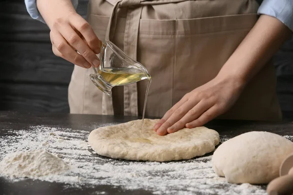 Chef Hembra Vertiendo Aceite Sobre Masa Cruda Mesa Primer Plano —  Fotos de Stock