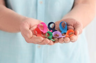 Farklı farkındalık kurdeleleri olan adam, yakın plan.