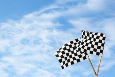 Mavi gökyüzüne karşı yarışan bayraklar