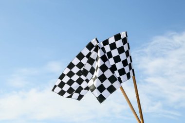 Mavi gökyüzüne karşı yarışan bayraklar