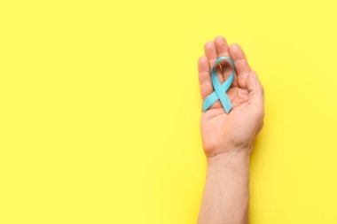 Arka planda açık mavi kurdeleli bir erkek. Prostat kanseri kavramı