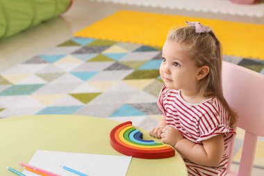 Evde oynayan küçük kız.