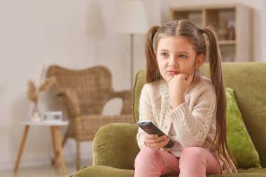 Evde televizyon izleyen küçük kız.