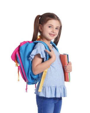 Beyaz arka planda sırt çantalı küçük kız.
