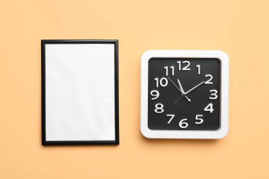 Renk arkaplan üzerindeki saat ve boş çerçeve