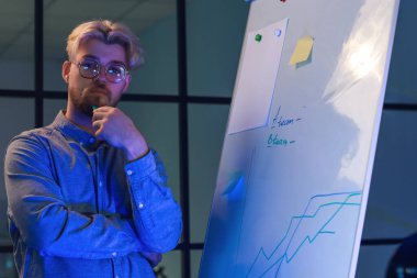 Geceleri ofiste çalışan yakışıklı adam.