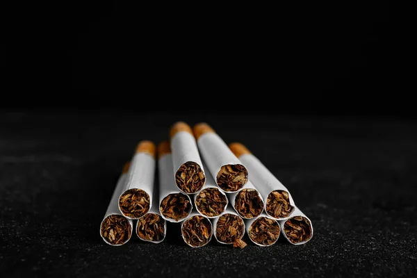Много Сигарет Темном Фоне — стоковое фото
