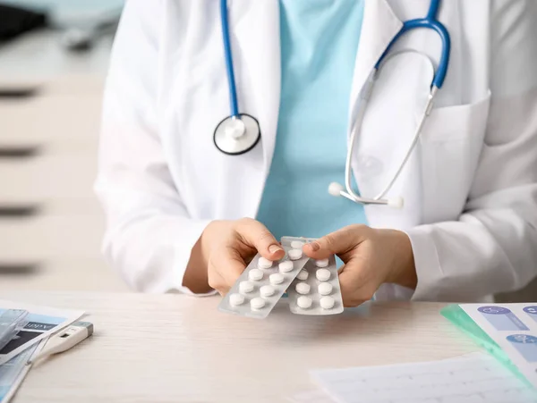 Female Doctor Pills Clinic — Stock Photo, Image