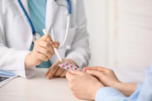 Γυναίκα Γιατρός Δίνει Φάρμακο Ασθενή Στην Κλινική Κοντινό Πλάνο — Φωτογραφία Αρχείου