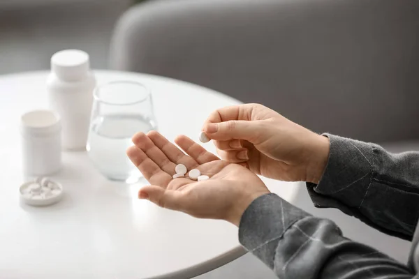 Mujer Tomando Pastillas Casa Primer Plano — Foto de Stock