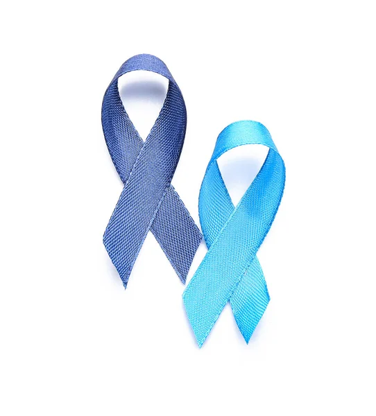 白い背景に青いリボン 前立腺がんと結腸がんの概念 — ストック写真