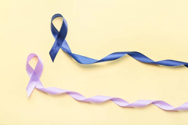 Fliederfarbene Und Blaue Bänder Auf Farbigem Hintergrund Krebsaufklärungskonzept — Stockfoto