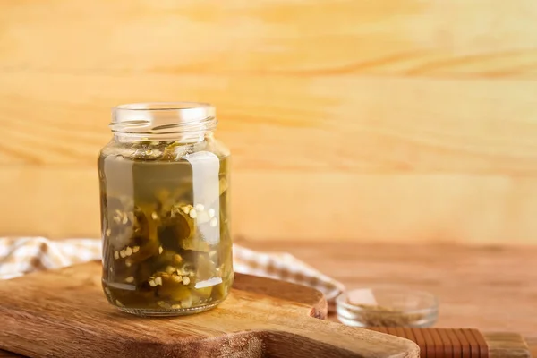 Tarro Vidrio Con Jalapeño Enlatado Sobre Fondo Madera — Foto de Stock