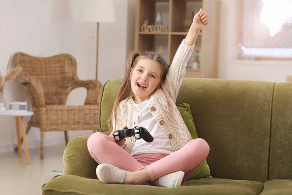 家でビデオゲームをしている女の子 — ストック写真