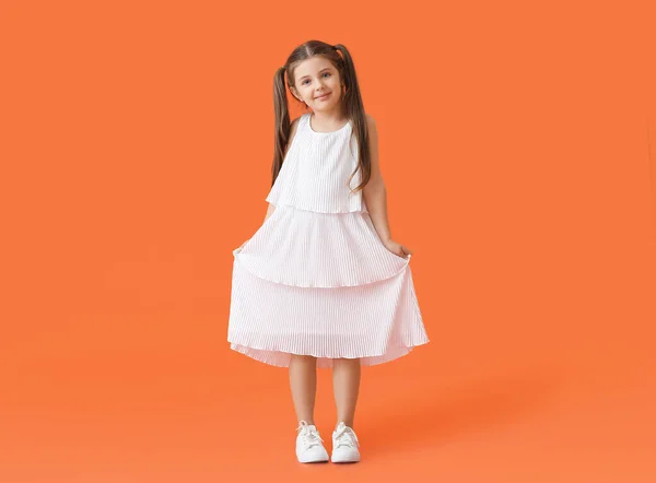 Kleines Mädchen Auf Farbigem Hintergrund — Stockfoto