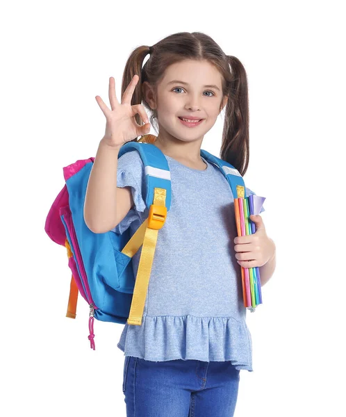Kleines Mädchen Mit Rucksack Zeigt Auf Weißem Hintergrund — Stockfoto