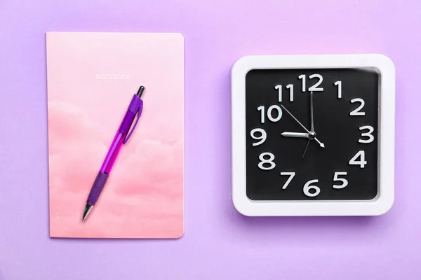 Komposition Mit Stilvoller Uhr Und Notizbuch Auf Farbigem Hintergrund — Stockfoto