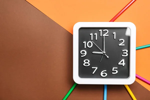 Reloj Elegante Lápices Sobre Fondo Color — Foto de Stock
