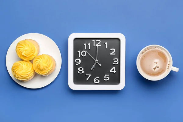 Composition Avec Horloge Élégante Cupcakes Sur Fond Couleur — Photo