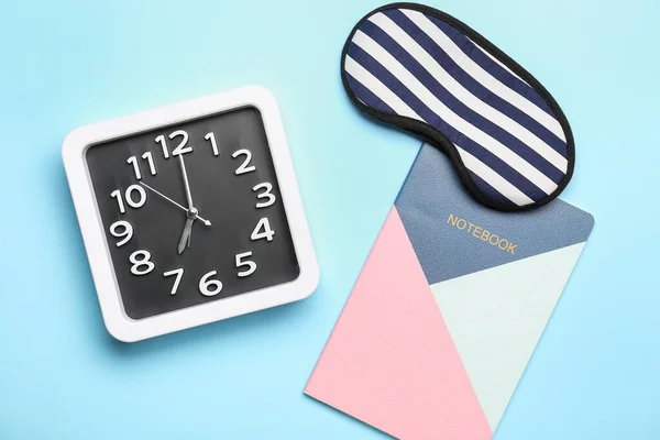 Reloj Elegante Con Máscara Para Dormir Cuaderno Sobre Fondo Color —  Fotos de Stock