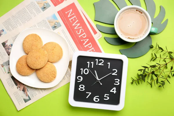 Composición Con Reloj Elegante Galletas Sobre Fondo Color —  Fotos de Stock