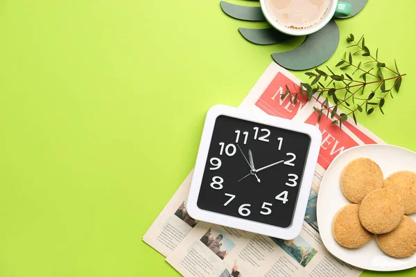 Composición Con Reloj Elegante Galletas Sobre Fondo Color —  Fotos de Stock