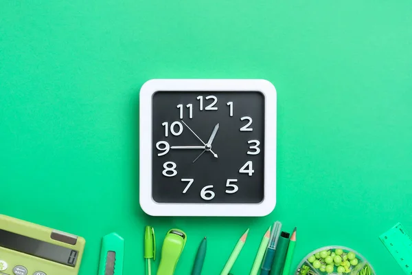 Composición Con Elegante Reloj Papelería Sobre Fondo Color — Foto de Stock