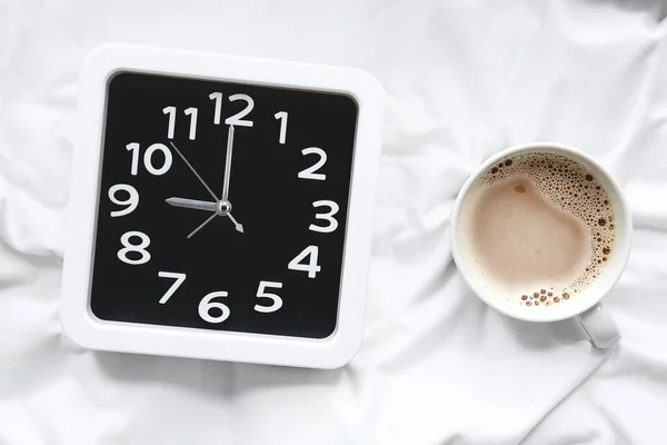 Horloge Élégante Tasse Café Sur Lit — Photo