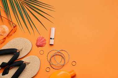 Arka planda plaj aksesuarları ve palmiye yaprağı