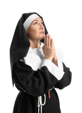 Beyaz arka planda olgun bir rahibe