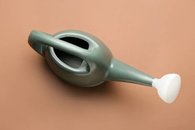 Renk arkaplanında sulama kutusu